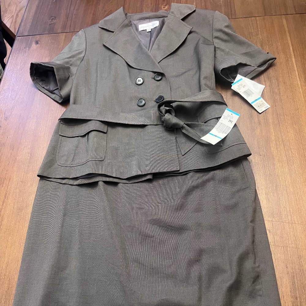 Short sleeve jacket & skirt suit.